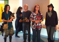 Marie-Claire Urrea et Mireille Mora remettent le trophée aux gagnants